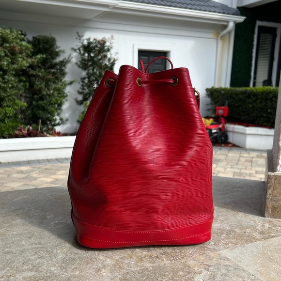 Louis Vuitton Noe Red Epi Shoulder Bag - Picture 4 of 12
